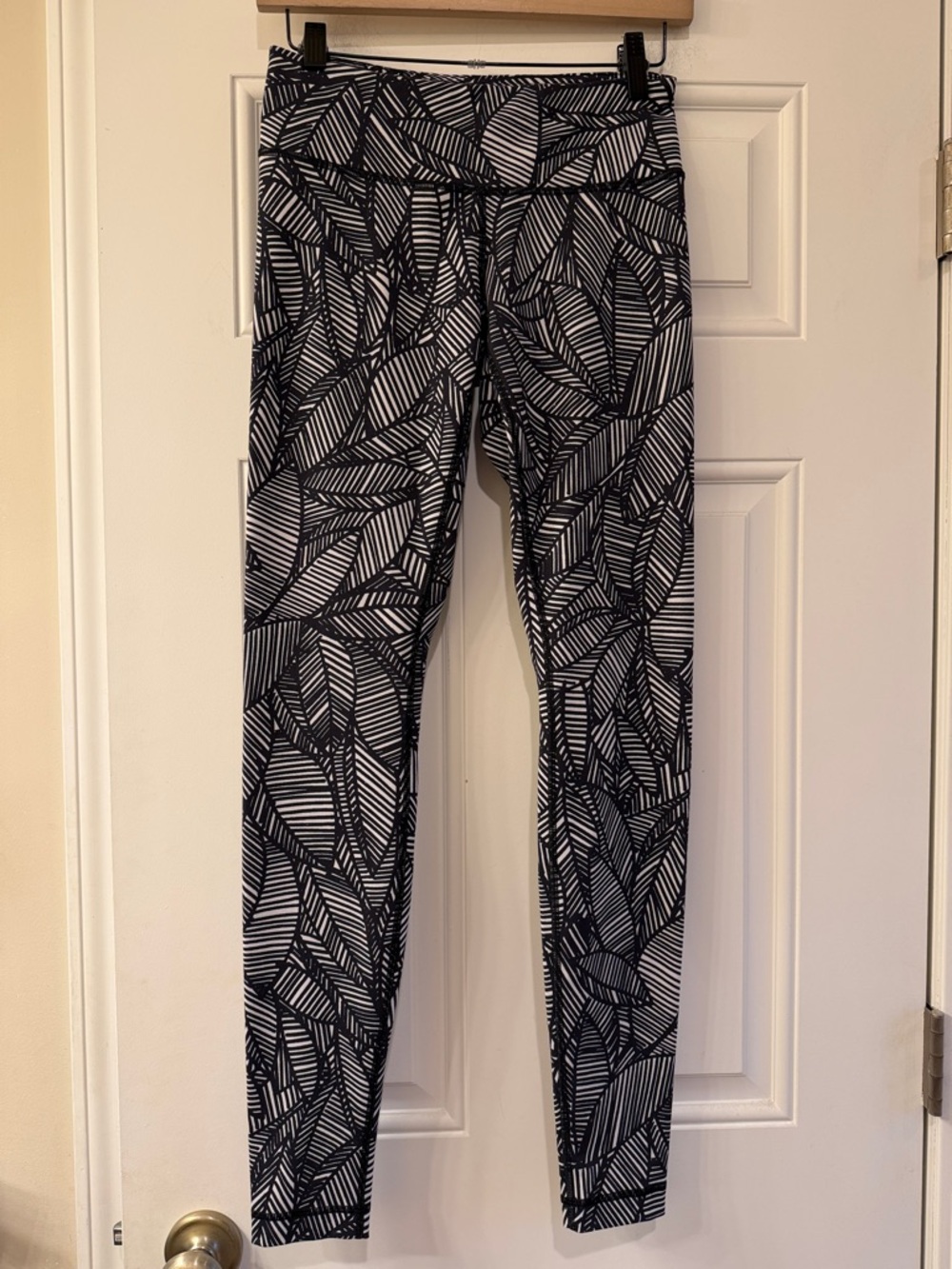 Lululemon Black and White Banana Leaf Wunder Under Leggings 6